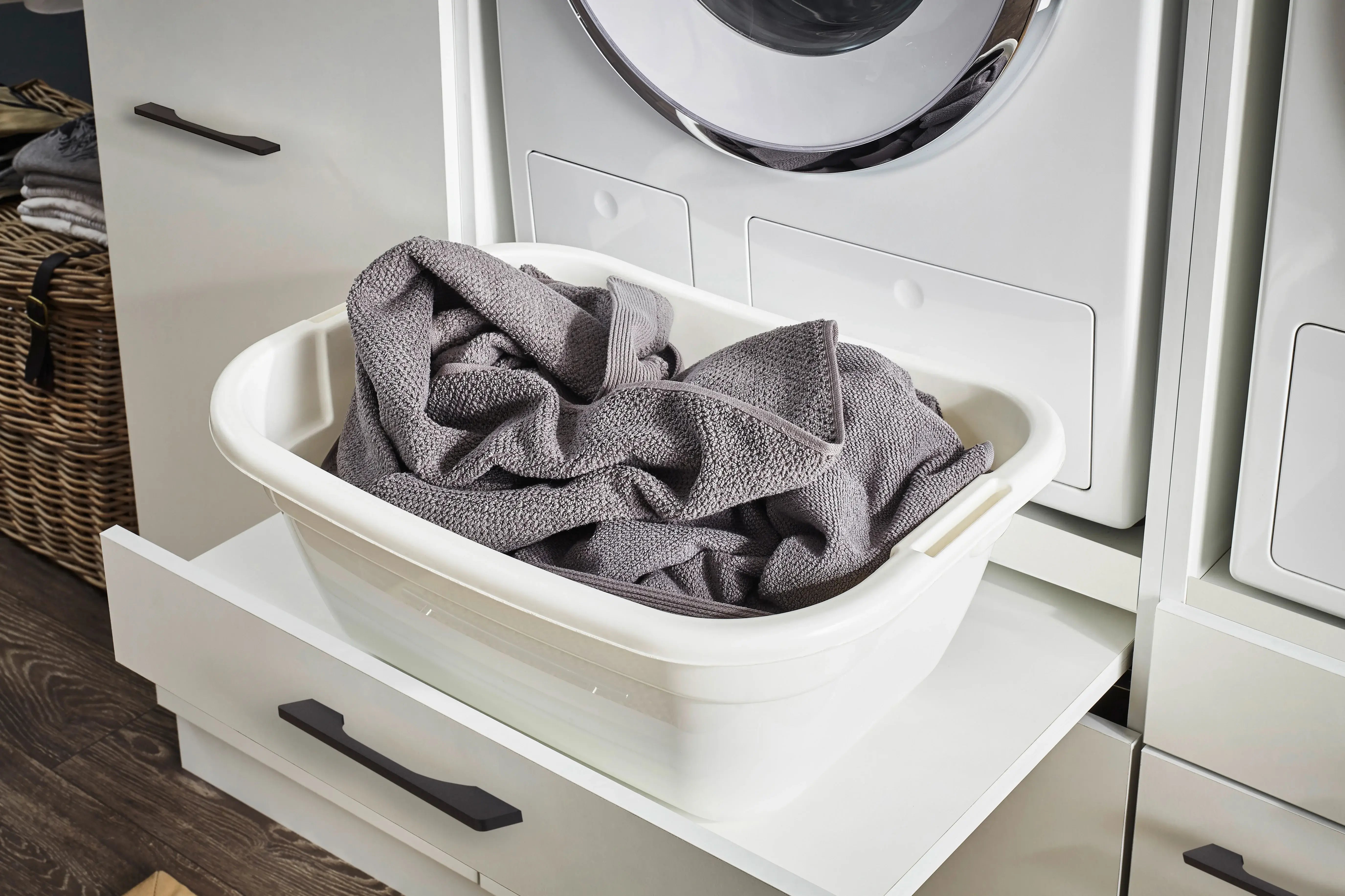 Wasdroom ergonomische lade met wasmand erop